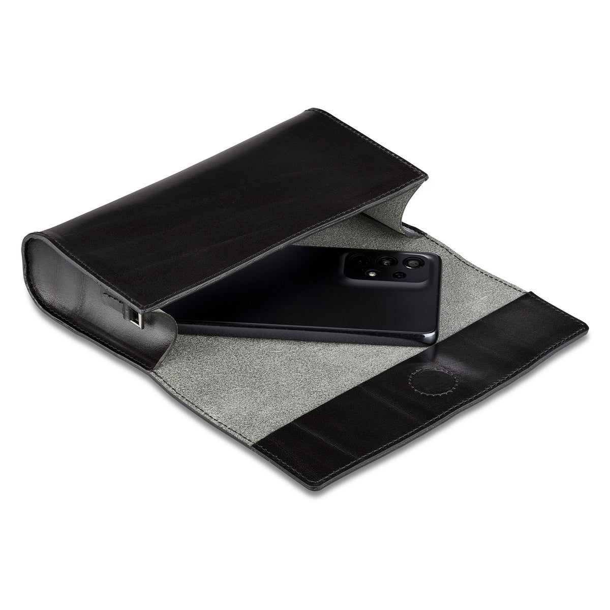 Hochwertige kleine Lederhandtasche aus pflanzlich gegerbtem Leder in Schwarz. Verschlussklappe mit eingearbeitetem Magneten. Hier als Clutch genutzt ohne Umhängeriemen. Beispielhaft liegt ein Handy in der geöffneten Tasche.