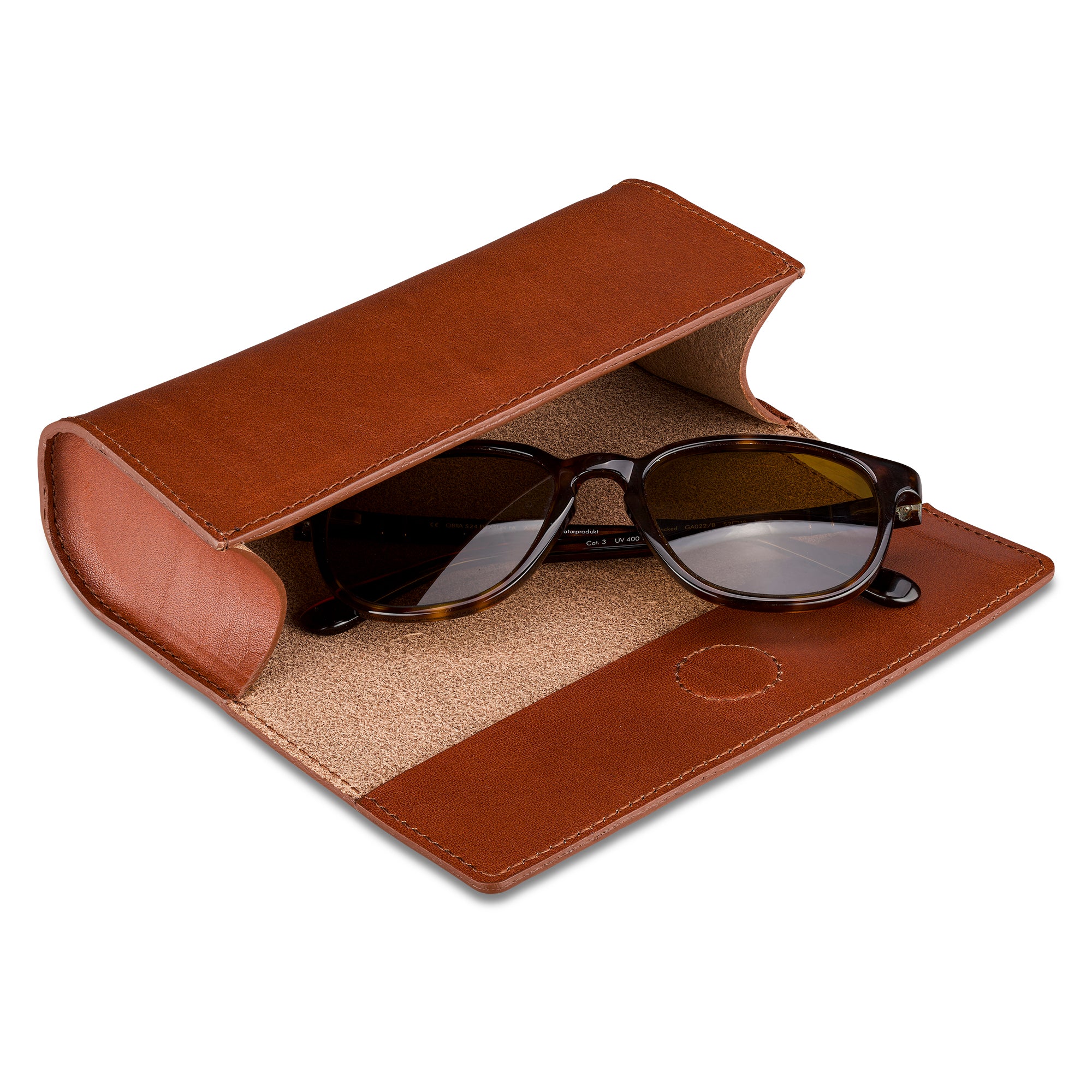 Brillenetui Cognac aus dickem, pflanzlich gegerbtem Leder in Cognac, Verschluss mit eingearbeitetem Magneten. Fein sauber genäht. Hier geöffnet mit Sonnenbrille innen.