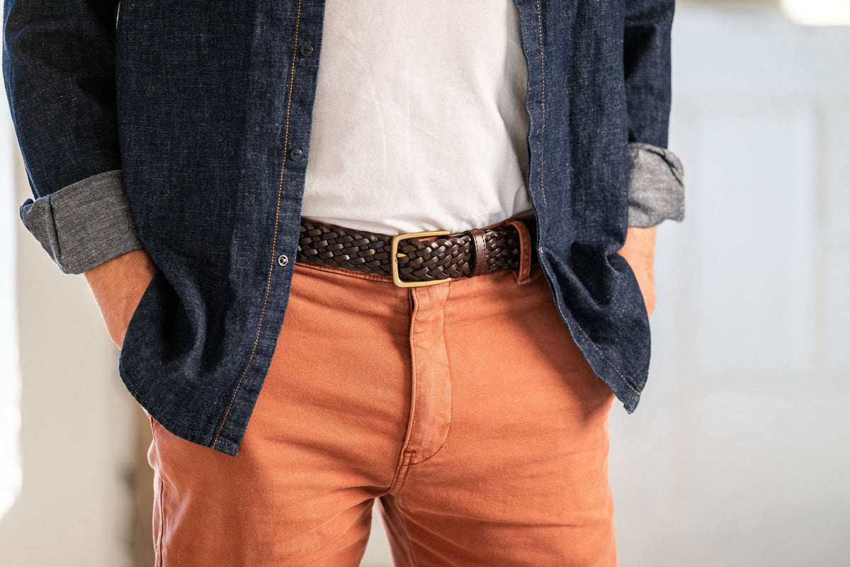 Mann mit roter Chino und braunem Flechtgürtel aus Leder