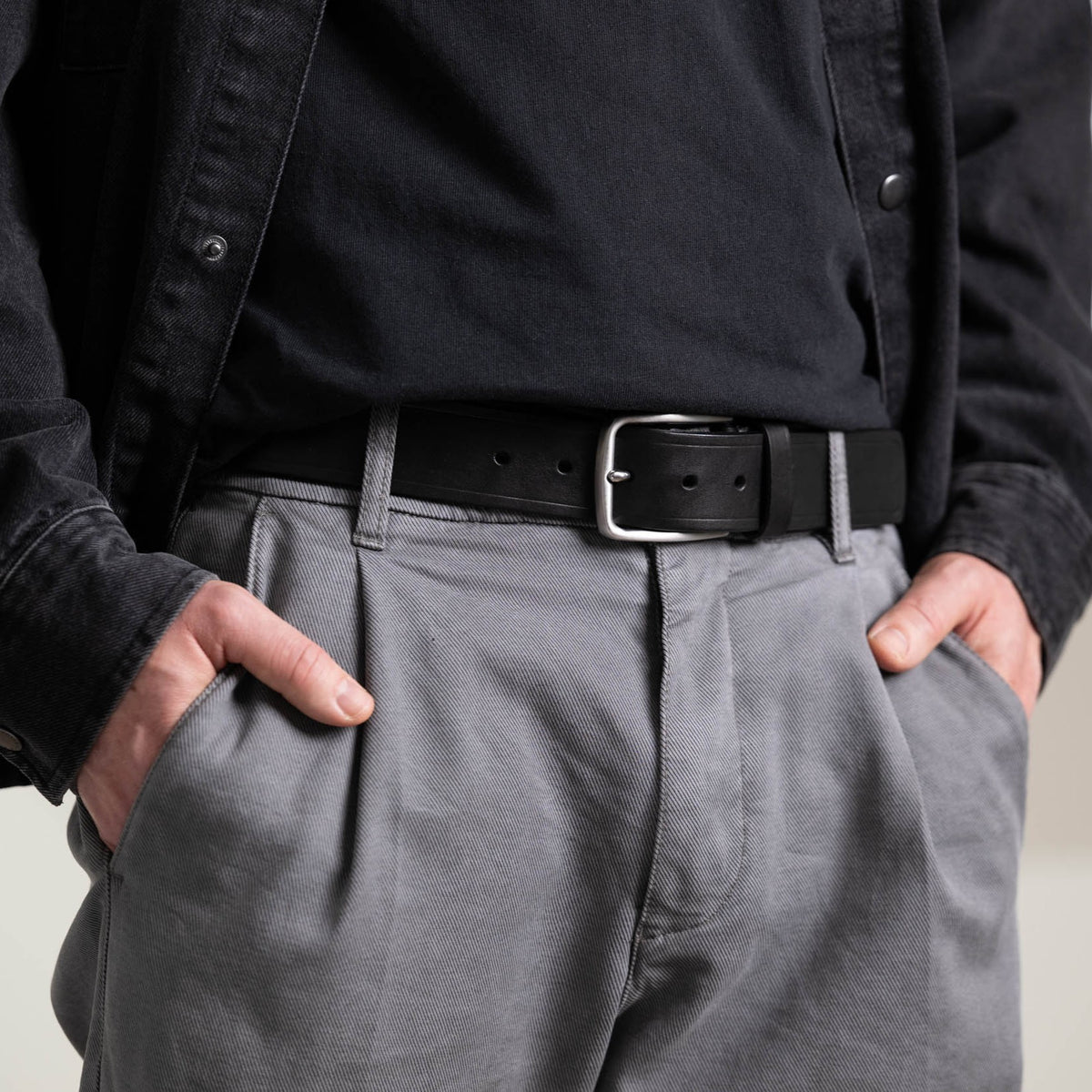 Treuer Begleiter: Herren Jeansgürtel „Jakob“ in Schwarz – 4 cm, starkes, geschmeidiges Bullenleder, Edelstahlschnalle