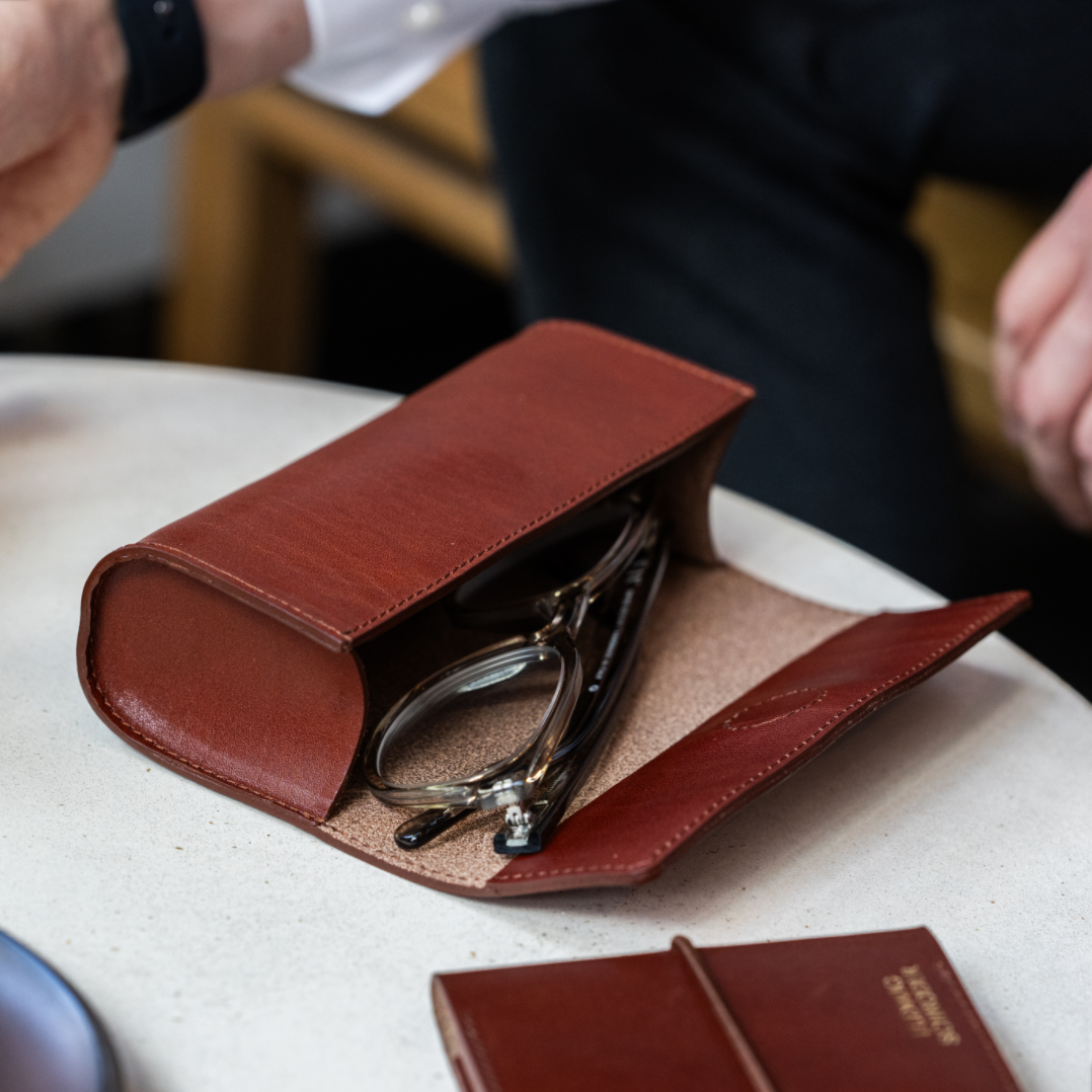 Brillenetui „LINA“ aus hochwertigem Leder in Cognac – Schützt stilvoll Ihre Brille, 100% Made in Germany