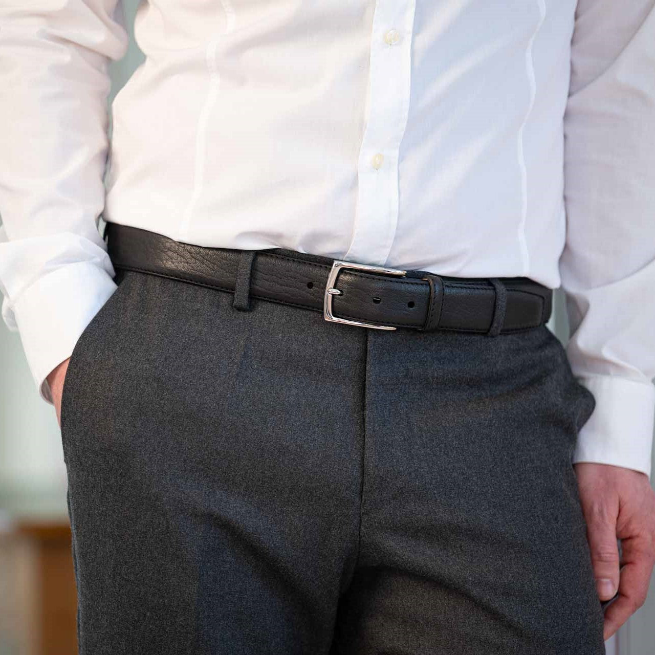 Mann mit grauer Wollhose und einem 3,5cm breiten Hirschleder Gürtel in schwarz mit Silberschnalle