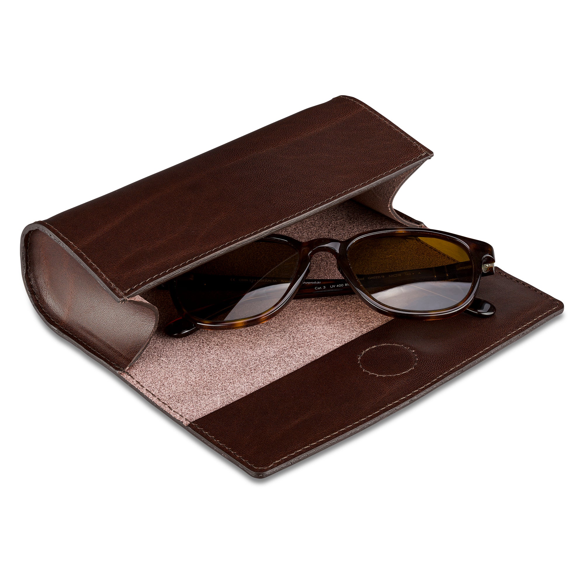 Brillenetui Cognac aus dickem, pflanzlich gegerbtem Leder in Braun, Verschluss mit eingearbeitetem Magneten. Fein sauber genäht. Hier geöffnet mit Sonnenbrille innen.