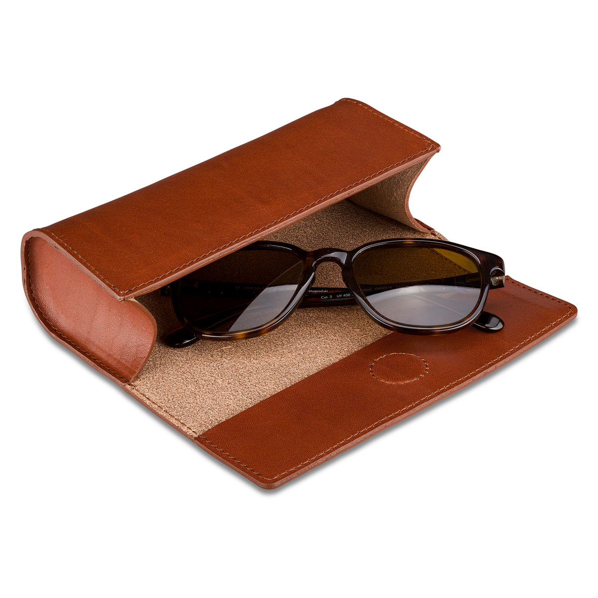 Brillenetui Cognac aus dickem, pflanzlich gegerbtem Leder in Cognac, Verschluss mit eingearbeitetem Magneten. Fein sauber genäht. Hier geöffnet mit Sonnenbrille innen.