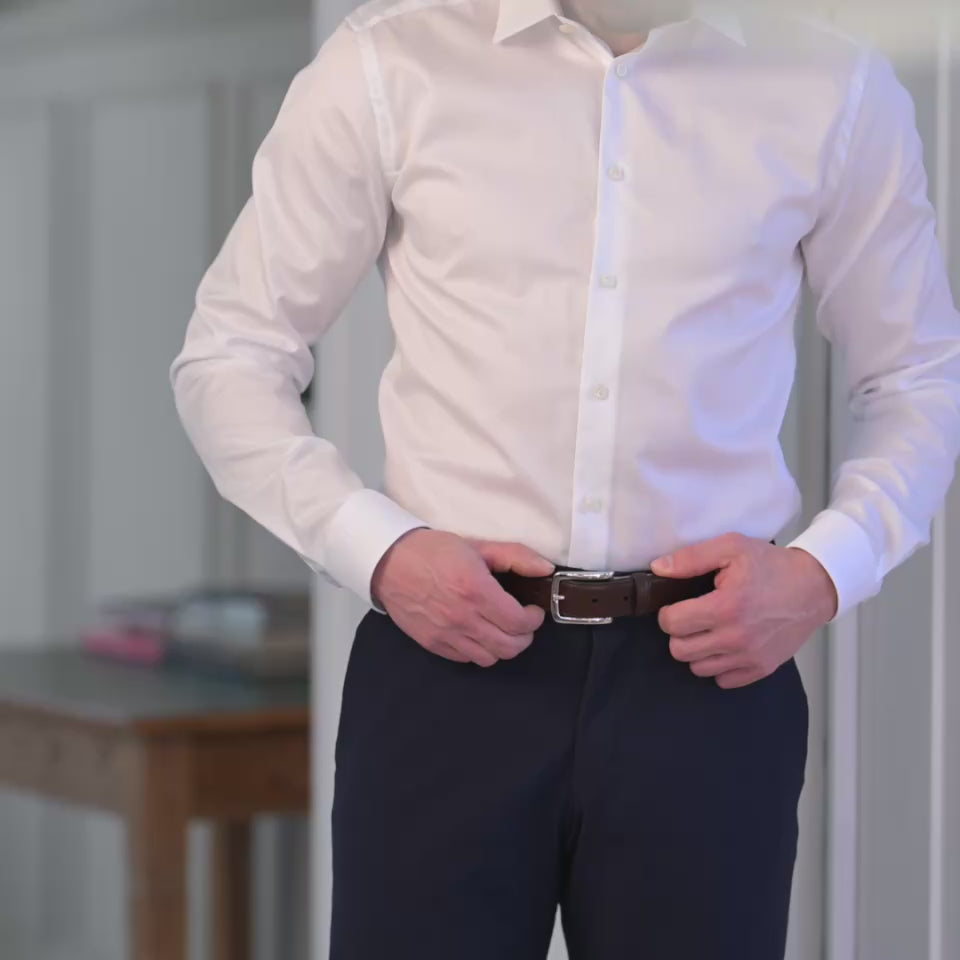 Mann in blauer Anzughose mit dunkelbraunem Ledergürtel, schmal