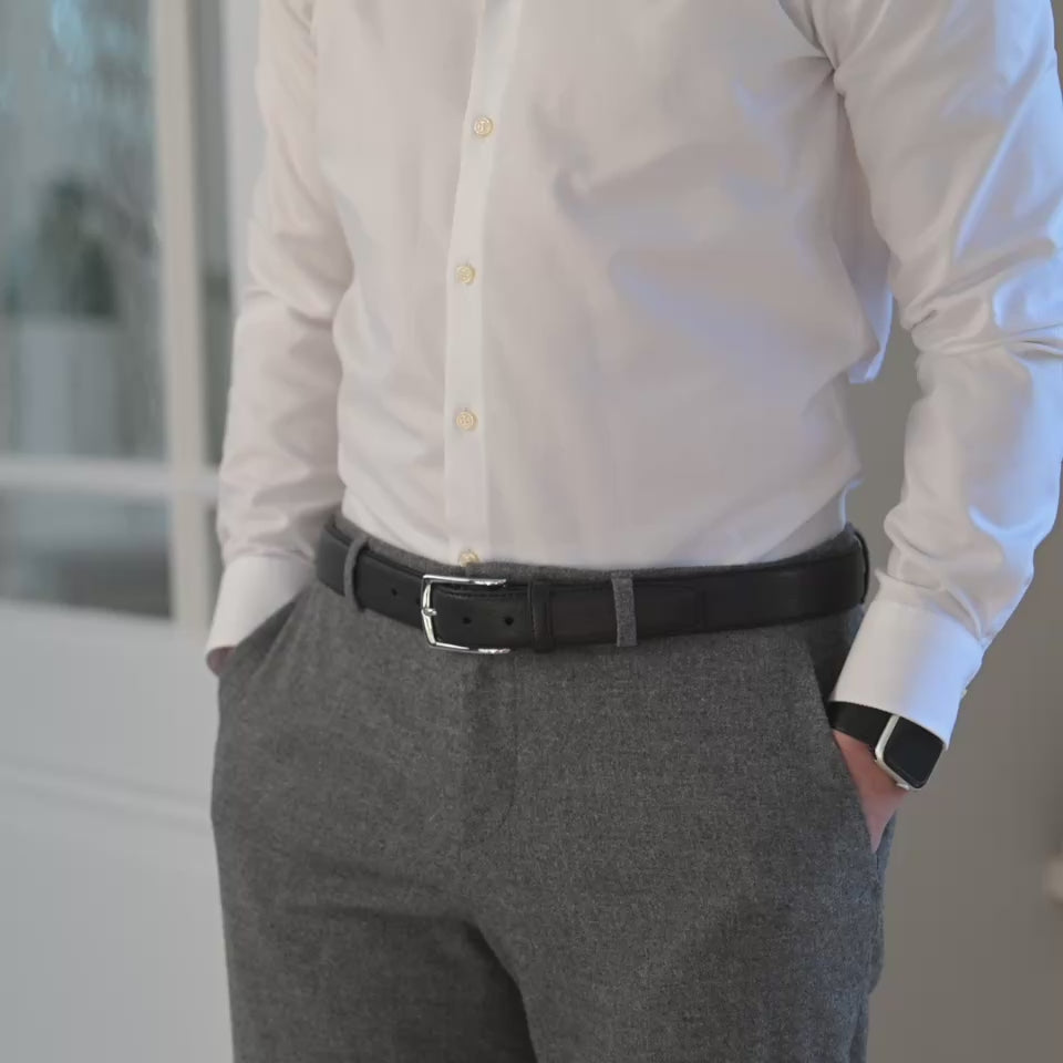 Mann mit grauer Wollhose und schwarzem Hirschleder Gürtel