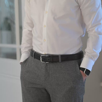Mann mit grauer Wollhose und schwarzem Hirschleder Gürtel