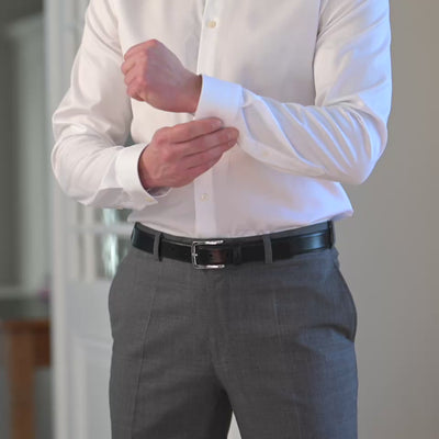 Mann mit grauer Anzughose und schmalem schwarzen Herrengürtel, elegantes Outfit