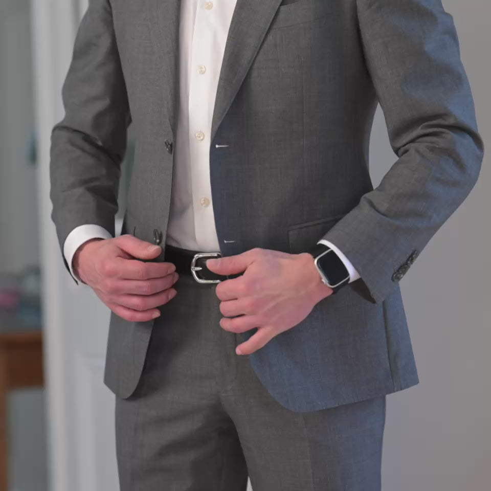 Mann im grauen Anzug mit elegantem Herren Ledergürtel in schwarz